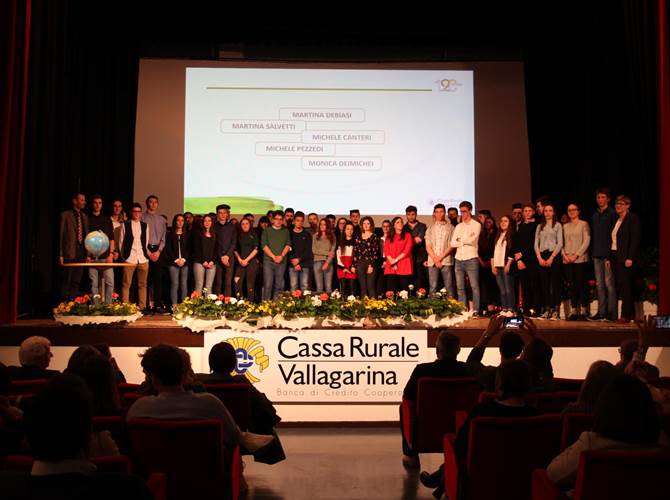 Sono 120 i giovani premiati dalla Cassa Rurale Vallagarina per il loro impegno in ambito formativo. A congratularsi con loro anche l’ex calciatore Damiano Tommasi e lo scrittore Riccardo Bertoldi. Al termine della cerimonia di consegna dei premi allo studio, la premiazione del concorso ideato dal Gruppo giovani LINKontr@giovani