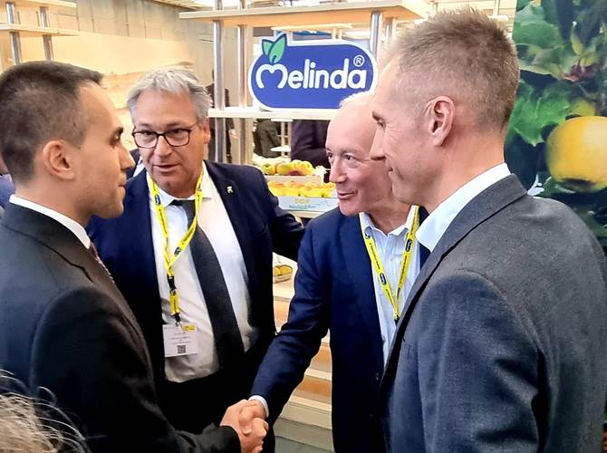 Il ministro Di Maio durante la sua visita allo stand di Melinda e La Trentina