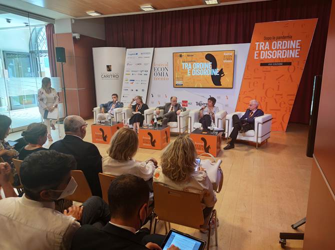 Da sinistra Daniele Marini, Mariapia Veladiano, Flavio Deflorian, Anna Manca, Nadio Delai