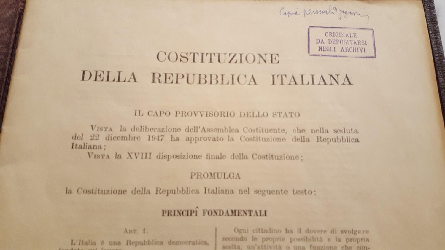 Alcide De Gasperi e il Trentino a Matera, un legame che si rinnova. In nome della Costituzione Lo statista trentino è nel cuore dei materani per aver ispirato la legge che sfollò la popolazione dai “Sassi”, allora in condizioni invivibili.Il Trentino - attraverso le istituzioni pubbliche e il mondo cooperativo - rinnova questo legame di amicizia con un evento che mette al centro la Costituzione: un incontro tra licei (Da Vinci di Trento – Duni di Matera) ed una lectio della Giudice Costituzionale Daria de Pretis dal titolo “La Costituzione aperta al mondo”.E – vera “chicca” – sarà esposta solo per pochi giorni la preziosa versione originale della Costituzione “ritrovata” (una delle tre esistenti) che fu proprietà di De Gasperi, donata dalla figlia Maria Romana alla Fondazione Museo storico del Trentino.L’evento è parte centrale del meeting del gruppo cooperativo CGM (consorzio delle coop sociali) dal titolo “Sharing future”, in programma nella capitale europea della cultura dal 29 al 31 ottobre
