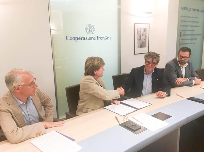 Cooperazione Trentina e Dolomiti Energia Holding insieme per lo sviluppo della mobilità elettrica Il documento sottoscritto dai presidenti di Federazione e DEH ha come obiettivo la diffusione delle stazioni di ricarica per veicoli elettrici - auto, moto e bici - presso le cooperative trentine.Per le sue caratteristiche di sostenibilità ambientale e di innovazione, il progetto riveste un’importanza strategica per il nostro territorio, anche in chiave turistica. L’energia distribuita dalle colonnine (almeno 80) sarà prodotta esclusivamente da fonti rinnovabili.