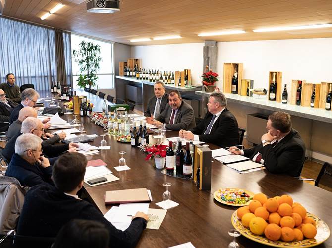 Gruppo Mezzacorona: un'annata molto positiva Centoquindicesima assemblea generale del Gruppo Mezzacorona: risultati eccellenti, un quadro economico, finanziario e patrimoniale molto solido, tanti progetti per il futuro. Record storico per il valore del conferimento dei soci che supera i 65 milioni di euro. Ai massimi la resa ad ettaro che sfiora i 20.000 euro. Il fatturato consolidato di Gruppo si attesta sui 187 milioni di euro. Utile netto a 3 milioni e 150 mila euro e patrimonio netto oltre i 100 milioni di euro. 489 i collaboratori. Certificata con Sqnpi anche la produzione 2019 dopo quelle 2016, 2017 e 2018 e certificati i vini.
