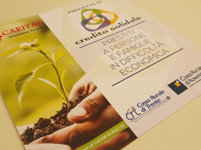 Le Casse Rurali di Trento e di Rovereto per il “Progetto Credito Solidale” A Trento e a Rovereto presentazione del progetto Credito Solidale. E’ frutto della convenzione tra Arcidiocesi di Trento (attraverso la Caritas) e Casse Rurali di Trento e di Rovereto.In dieci anni sono stati erogati prestiti per 880 mila euro a persone e famiglie in difficoltà.
