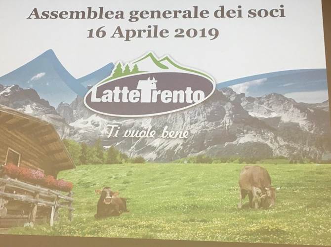 Latte Trento archivia un bilancio positivo e rilancia lo yogurt “qualità Trentino” L’assemblea dei soci della Cooperativa Latte Trento approva un bilancio di grande soddisfazione. Dopo il record dello scorso anno, il prezzo del latte si mantiene a livelli tra i più alti in Italia: in media 0,55 euro al litro.Conclusa la realizzazione del caseificio, manca solo lo spaccio e il bar bianco. Sarà realizzato anche un impianto di cogenerazione.Il presidente Carlo Graziadei: le divisioni sono solo un ricordo, la cooperativa è solida e unita. Disponibili ad accogliere il 5% di nuovi soci. Ottime prospettive per il futuro.Il direttore Sergio Paoli: situazione finanziaria sotto controllo, con il nuovo caseificio possiamo concentrarci su qualità della produzione, benessere degli animali attenzione all’ambiente e nuovi prodotti. Finalmente dopo anni di assenza torneremo a distribuire direttamente il latte, yogurt e burro nei punti vendita delle Famiglie CooperativeIl valore della produzione è di 48,6 milioni. Bilancio approvato all’unanimità.L’appello dell’assessore Mario Tonina alla Federazione: la cooperazione resti unita.