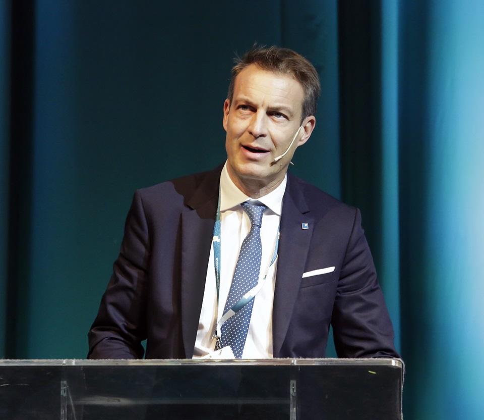 Allitude completa la “Fase 2” della trasformazione industriale integrando Bsb e Cesve Con il 1° luglio Allitude, società di servizi del Gruppo Cassa Centrale, ha completato il processo di integrazione delle società informatiche del Gruppo incorporato Bologna Servizi Bancari S.r.l. (BSB) e CESVE S.p.A. Terminata la “Fase 2” del progetto, la società conta 640 dipendenti, 200 milioni di Euro di fatturato, 6 sedi operative in Italia e 160 clienti. Numeri che collocano Allitude tra gli outsurcer ai vertici del mercato per fatturato e offerta in ambito di Servizi ICT e Back Office.