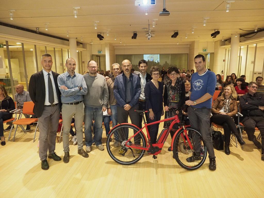 La quarta edizione del cicloconcorso Trentino Pedala si è conclusa al MuSe con la cerimonia di premiazione che ha visto consegnare premi (diversi) a 45 persone: 25 i premi (ad estrazione) per coloro che hanno percorso più di 100 km, registrati sul portale Trentino Pedala e/o sull'App; 20 i premi di un buono spesa di 50 euro ciascuno per il concorso del mese di luglio &quot;In bici al lavoro&quot;, messi a disposizione dalla Federazione Trentina della Cooperazione. 