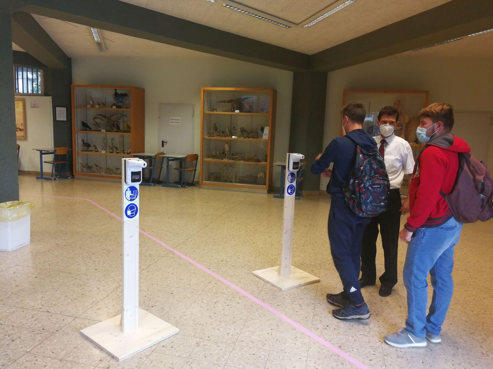 Istituto agrario, prima campanella per 848 studenti e ripartenza in sicurezza Ripartenza in sicurezza anche alla Fondazione Edmund Mach dove la prima campanella ha suonato per 848 studenti, di cui 530 dell’indirizzo tecnico e 318 della formazione professionale. Al mattino il dirigente Centro Istruzione e Formazione, Ivano Artuso, ha fatto tappa nelle classi per il saluto di inizio anno. Nel pomeriggio don Renato Scoz, assistente spirituale del convitto, ha celebrato la messa in diretta streaming.