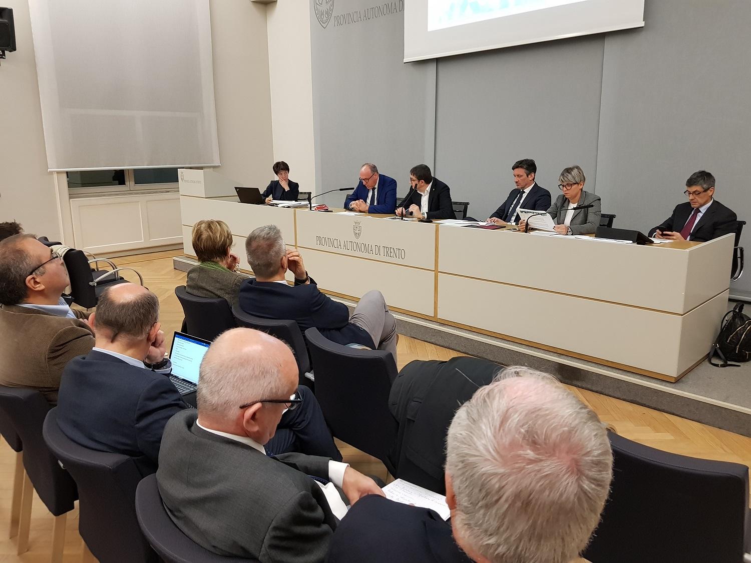 Presentate dal presidente Maurizio Fugatti, assieme al vicepresidente Mario Tonina, all’assessore allo sviluppo economico e lavoro Achille Spinelli, all’assessore all’agricoltura Giulia Zanotelli e al direttore generale Paolo Nicoletti, alle associazioni economiche e imprenditoriali del Trentino, le linee salienti della manovra economico-finanziaria 2020-2022. 