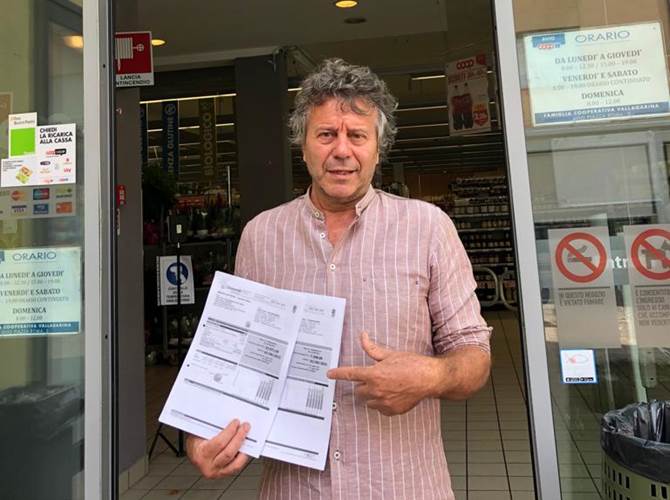 Il presidente Stefano Libera mostra le bollette