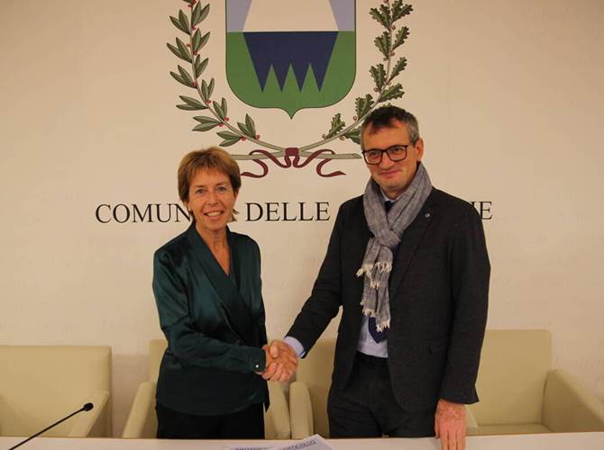 Caola e Armanini confermano la legittimità della fusione delle due Casse giudicariesi Sulla questione della presunta illegittimità sostenuta dalla Giunta Provinciale, rispetto alla fusione tra la Cassa Rurale Adamello e la Giudicarie Valsabbia Paganella, intervengono i presidenti Fabrizia Caola ed Andrea Armanini, confermando la correttezza del percorso autorizzativo portato avanti dalle due Casse.
