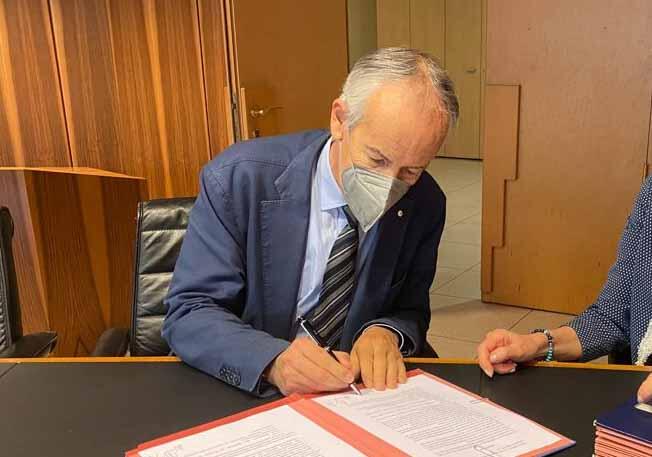 Commercio elettronico in Trentino, firmato l’accordo negoziale Prende ufficialmente il via il progetto “Indaco” per la creazione di un nuovo modello di business per la valorizzazione della filiera corta. Un’iniziativa che prevede lo sviluppo di una piattaforma tecnologica dedicata al commercio elettronico in Trentino.E’ stato infatti sottoscritto l’accordo negoziale tra Provincia autonoma di Trento, sindacati e cordata delle 7 società risultata prima in graduatoria nella selezione per un progetto di trasferimento tecnologico rivolto al rilancio di aziende e negozi del Trentino in chiave inclusiva e sostenibile grazie alle nuove tecnologie.