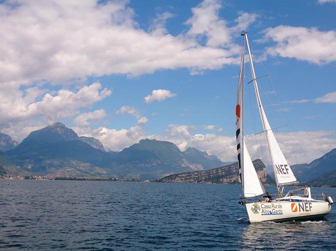 Autismo&SportOutdoor La cooperativa sociale Archè, in collaborazione con l’Odf Lab, Laboratorio di Osservazione e Diagnosi della Facoltà di Psicologia e Scienze Cognitive di Rovereto – UniTN, sono lieti di invitarvi al convegno “Autismo&SportOutdoor” - “SUP&SAIL ABILITY” percorsi di ricerca ed evidenze per una metodologia inclusiva”, che si terrà venerdì 29 novembre dalle 14.00 alle 17.30 in Aula Magna presso il Palazzo dell’Istruzione in Corso Bettini, 84 a Rovereto (TN).