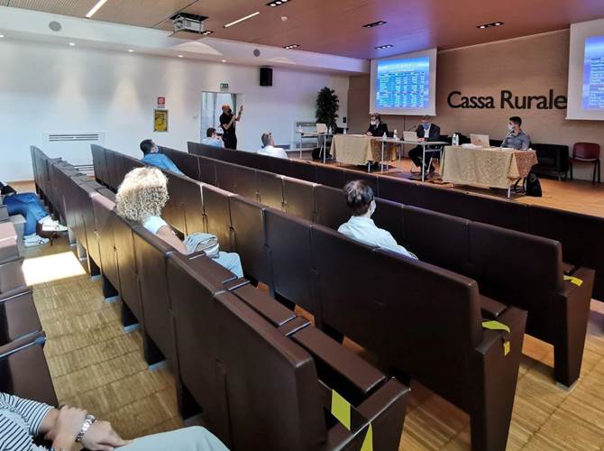 La pandemia non frena la Multiservizi che continua a crescere e ad assumere La cooperativa di Mezzocorona festeggia i 35 anni di attività con un bilancio molto positivo, trainato dall’exploit del settore pulizie (anche fuori provincia). Il fatturato passa da 3,6 a 4 milioni di euro (+10%) e i dipendenti da 228 a 389 (+161 persone). Il presidente Preghenella: “Un anno fa non avremmo mai immaginato di raggiungere questi risultati”.