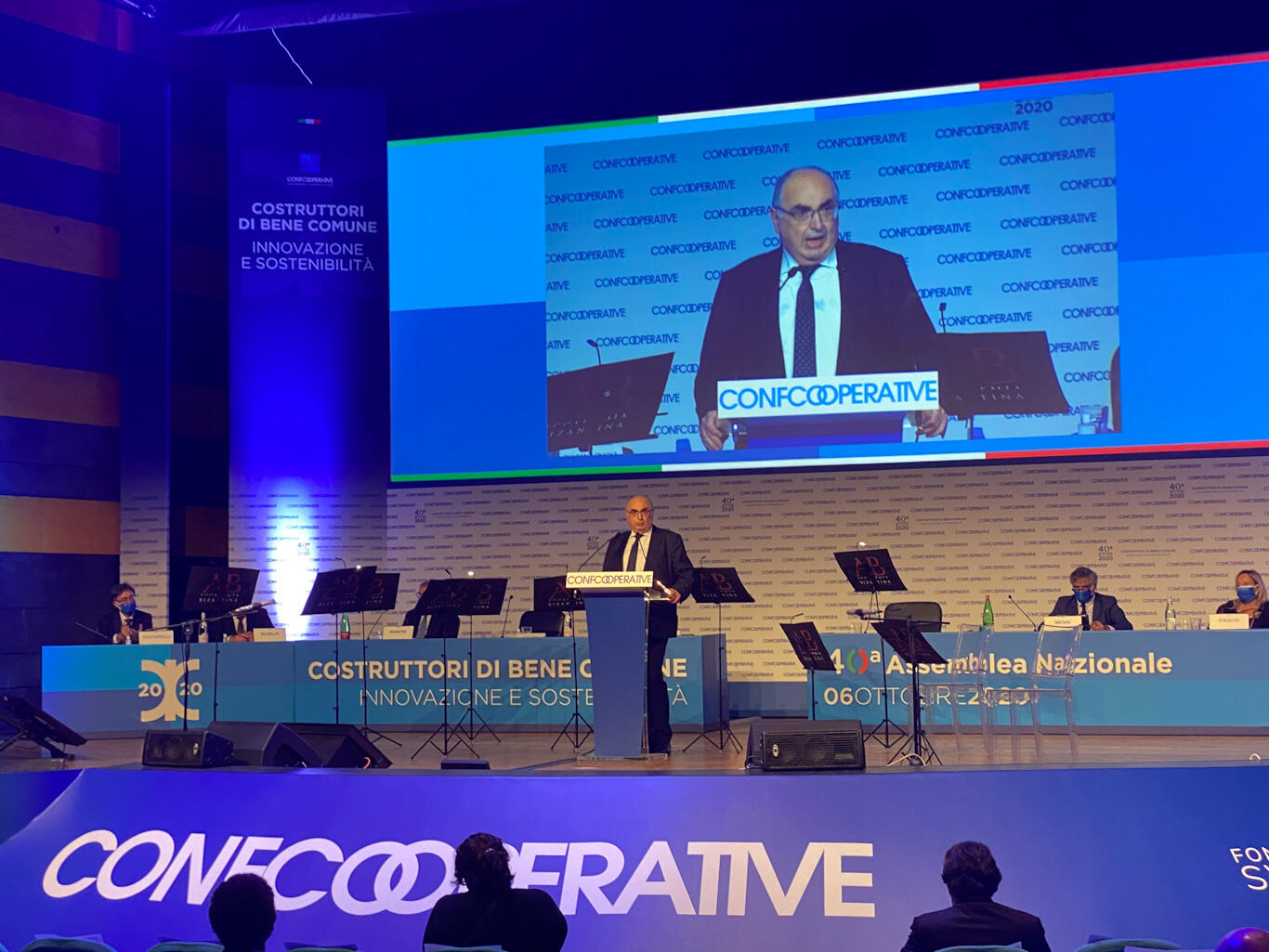 Confcooperative, Gardini al Governo: giù il costo del lavoro. Status di banche del territorio per le Bcc/Rurali Quarantesima assemblea di Confcooperative all’auditorium del Massimo a Roma Eur. Le cooperative chiedono al Governo interventi significativi per far ripartire le imprese.Il presidente Maurizio Gardini: completare la riforma del Terzo Settore, ridurre il cuneo fiscale sul lavoro, valorizzare la filiera agroalimentare del made in Italy, semplificare la burocrazia e sbloccare i cantieri. Rischio povertà per i lavoratori più fragili.Gardini: la vigilanza sulle banche cooperative deve essere semplificata. La risposta di Conte: è una criticità della riforma, ci impegniamo a superarla.Dal Trentino i contributi di Adriano Orsi (presidente di Cassa Rurale e vice della Federazione e del presidente di Cooperazione Trentina Roberto Simoni.Eletti i consiglieri nazionali. Dal Trentino nuovo ingresso di Luca Rigotti, confermata Clara Mazzucchi. In Consiglio entra anche Roberto Simoni che sostituisce Diego Schelfi in rappresentanza di Federcasse, confermato Michele Odorizzi in quanto presidente della mutua Cooperazione Salute