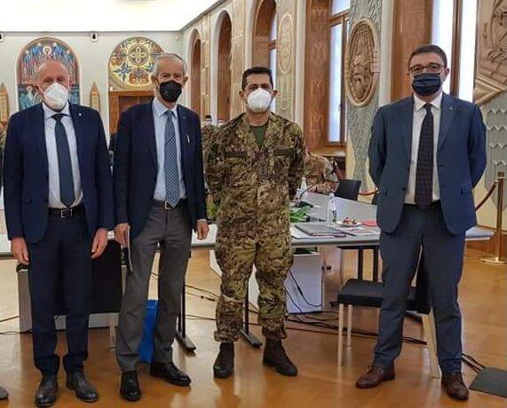 La lettera degli Imprenditori trentini nelle mani del Commissario per l’emergenza gen. Figliuolo Il presidente del Coordinamento Provinciale Imprenditori, Roberto Simoni, ha consegnato l’appello degli imprenditori trentini all’avvio della campagna vaccinale nelle aziende.