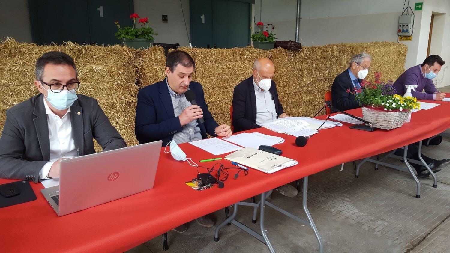 Federazione Provinciale Allevatori: grandi carnivori emergenza di oggi Durante l’assemblea dei soci, il presidente Mauro Fezzi ha annunciato l’intenzione di dimettersi in autunno, a pochi mesi dalla conclusione naturale del mandato nel 2022. I grandi carnivori rappresentano una emergenza per il settore. Approvato il bilancio chiuso con un valore della produzione superiore ai 14 milioni di euro.