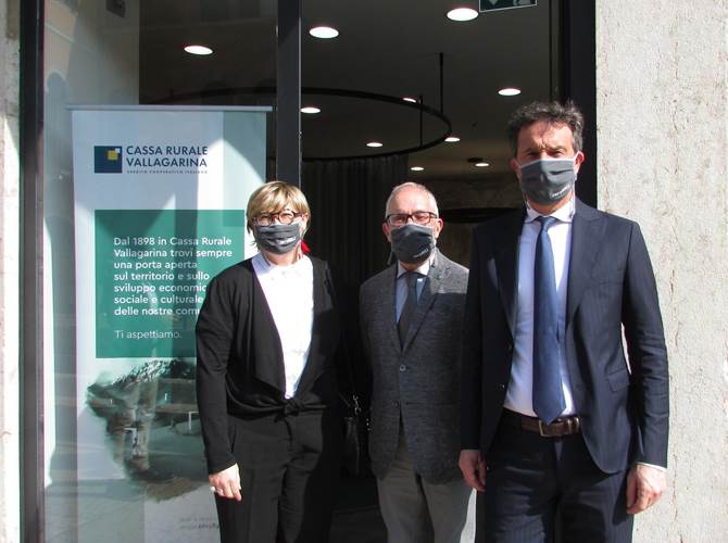 Cassa Rurale Vallagarina: aperte due nuove filiali nel veronese Prima l’apertura nel centro storico di Verona, qualche giorno dopo ha iniziato a operare la filiale di San Pietro in Cariano. La Cassa Rurale Vallagarina amplia la sua presenza nel territorio della provincia di Verona.