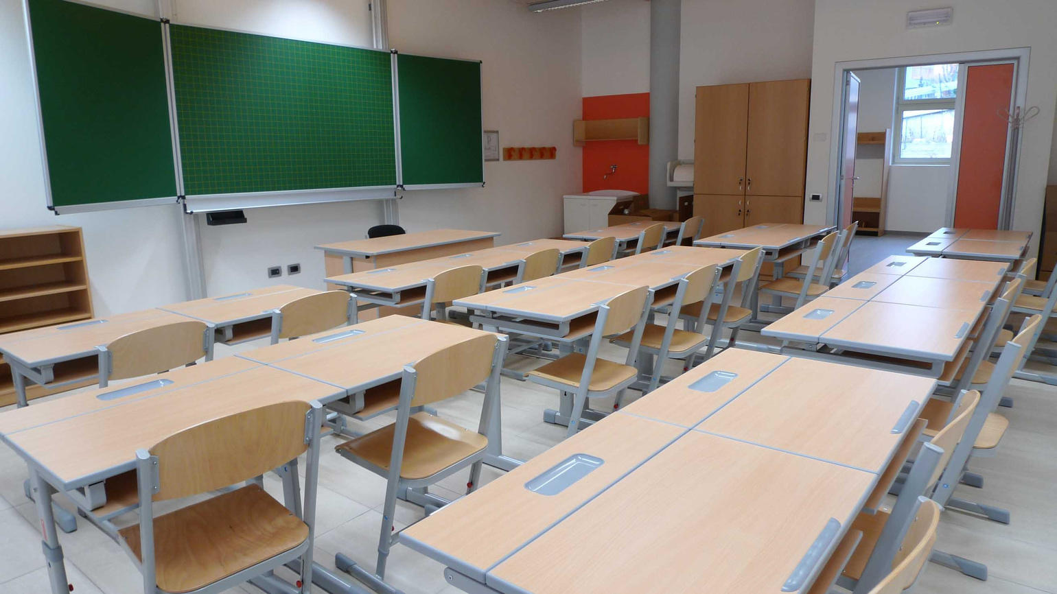 Scuola, studenti trentini in classe il 14 settembre Dopo l'emergenza Covid-19 gli studenti trentini torneranno in classe lunedì 14 settembre. L'ultimo giorno di scuola è fissato per il 10 giugno 2021. Mentre il 3 settembre apriranno ai più piccoli le scuole dell'infanzia che chiuderanno il 30 giugno del prossimo anno. Questo il calendario per l'anno scolastico 2020-2021 fissato oggi dalla Giunta provinciale su proposta dell’assessore all'istruzione Mirko Bisesti.