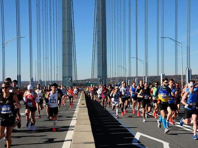 L’istituto di credito cooperativo della città capoluogo propone, a soci e clienti (non solo a chi indossa maglietta, calzoncini e scarpe da corsa) il “pacchetto viaggio” per la Maratona di New York in calendario il prossimo novembre. Un’opportunità interessante per chi ama confrontarsi sulle grandi distanze o per chi desidera vivere da spettatore un’esperienza straordinaria.