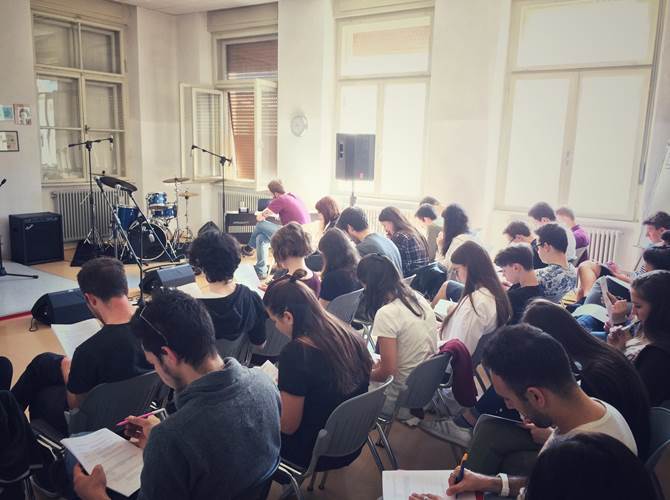 “Kairós, il valore del tempo” Quest’evento, in occasione della fine del progetto biennale “B-SIDE l’altra faccia della musica” del piano giovani A.M.B.R.A, realizzato dalla Scuola Musicale dei Quattro Vicariati OperaPrima, vuole essere un momento di condivisione per un tema trasversale, comune a tutti: il valore del tempo. L'appuntamento è in calendario sabato 1 dicembre alle ore 20.45 al Teatro Parrocchiale di via Dante ad Avio.