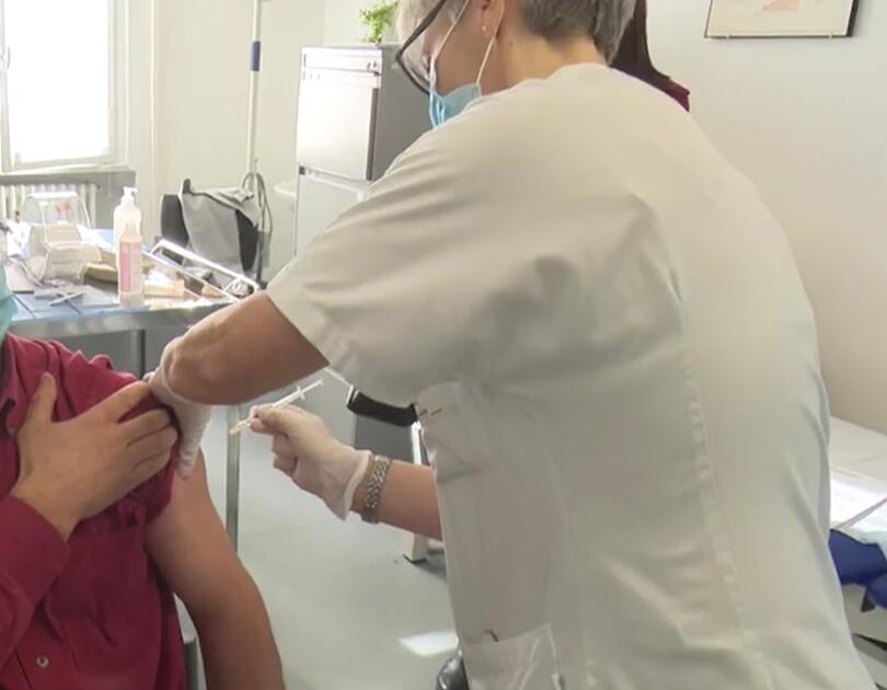 Coronavirus: si va verso la riapertura delle Rsa La data è molto attesa e per gli ospiti delle case di riposo ed i loro parenti significa la fine di una prova lunghissima e dolorosa: quella imposta dal distacco per evitare il più possibile un contagio fra gli anziani che in tantissimi casi evolve nel peggiore dei modi. A partire dalla seconda metà di febbraio quindi l'obiettivo è quello di riaprire alle visite le Rsa, ovviamente nel rispetto di rigidi protocolli sicurezza. Ma non solo: riprenderanno anche gli ingressi dal territorio da parte degli anziani.