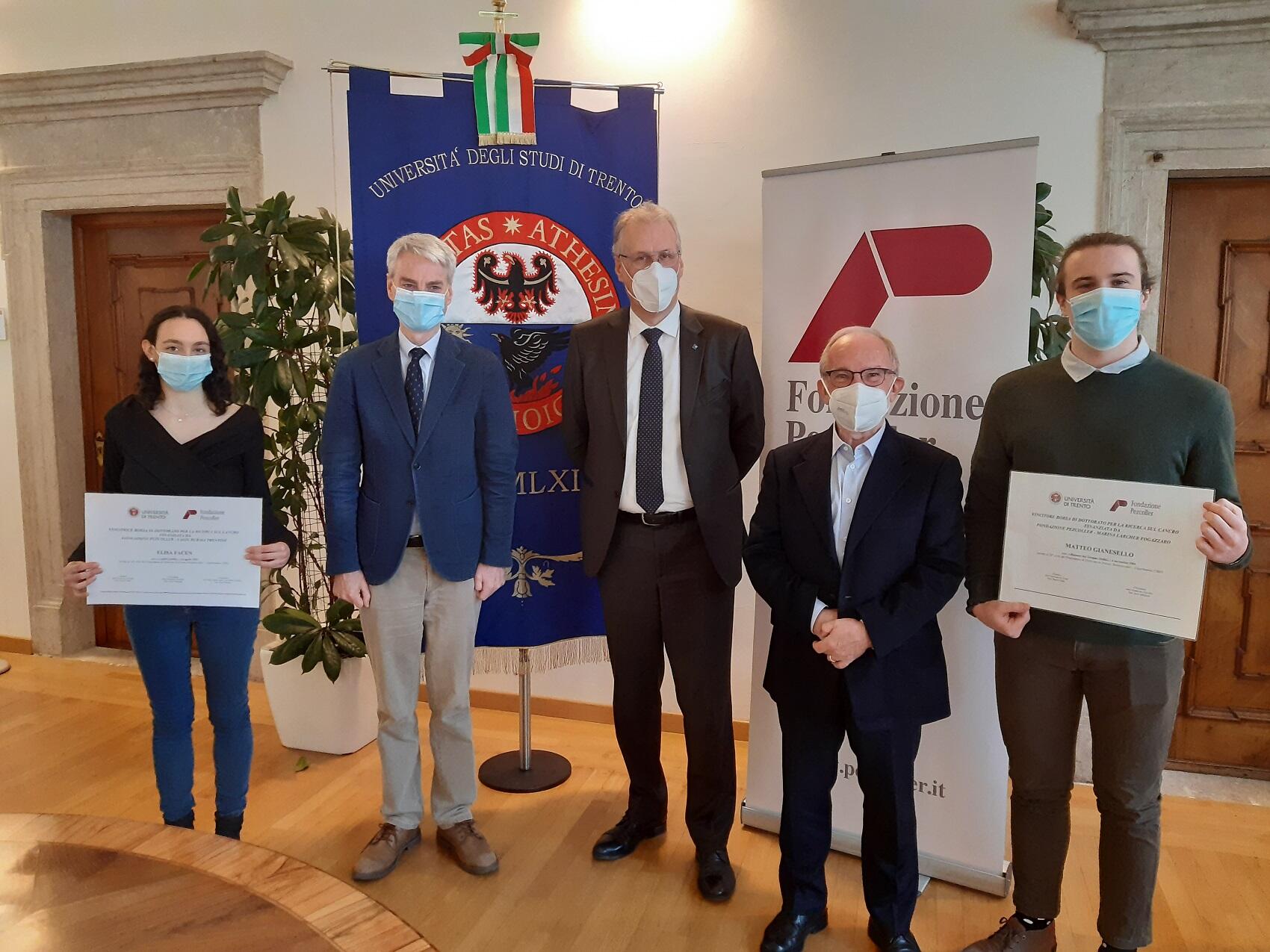 Lotta al cancro: due borse per scrivere nuova ricerca Elisa Facen e Matteo Gianesello vincono le due borse di dottorato attivate grazie alla collaborazione tra UniTrento e Fondazione Pezcoller, di cui una finanziata dal Fondo comune delle Casse rurali trentine. Lavoreranno per tre anni al Dipartimento di Biologia Cellulare, Computazionale e Integrata (CIBIO) sul tumore maligno delle guaine nervose periferiche e sul medulloblastoma, il più̀ comune tumore pediatrico al cervello. Oggi le congratulazioni ai due vincitori in Rettorato da parte del rettore Collini, del presidente della Fondazione Pezcoller Galligioni e del presidente del Fondo Comune delle Casse Rurali Trentine Silvio Mucchi.