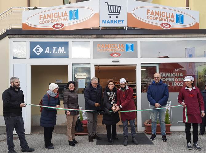 Taglio del nastro affidato a Maria Elisa Andreolli, presidente Famiglia Cooperativa Monte Baldo