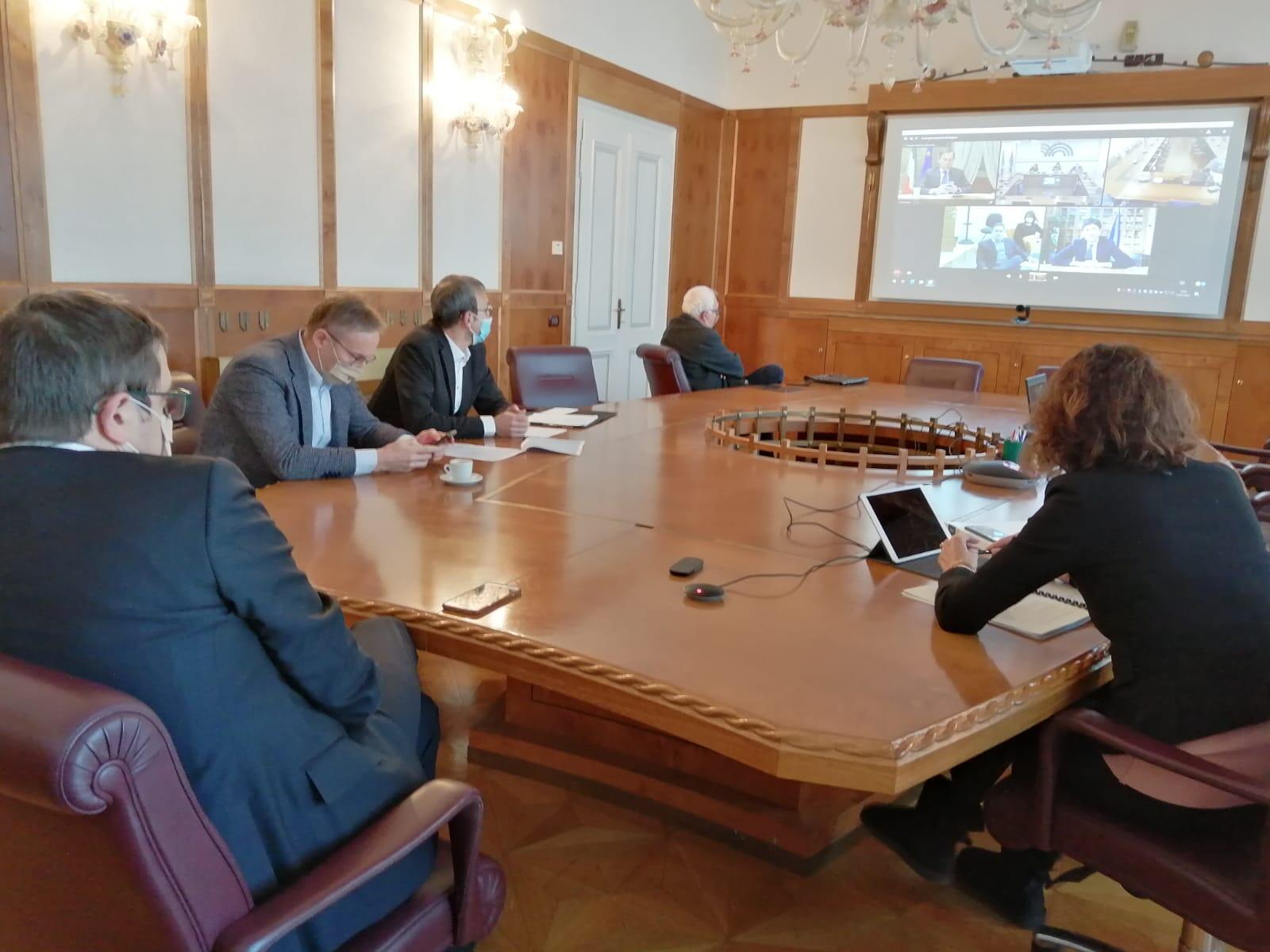 Conferenza Stato-Regioni, Fugatti: “Ristori certi per le attività che hanno subìto uno stop” Ristori, conteggio dei test rapidi e distribuzione dei vaccini. Intorno a questi argomenti si è concentrato il presidente della Provincia autonoma di Trento, Maurizio Fugatti, nel corso del proprio intervento nell'ambito del vertice tra Regioni e Governo, alla presenza dei ministri per gli Affari regionali Francesco Boccia e per la Salute Roberto Speranza. Accanto al capo dell'esecutivo erano presenti anche gli assessori Stefania Segnana (sanità) e Roberto Failoni (turismo).
