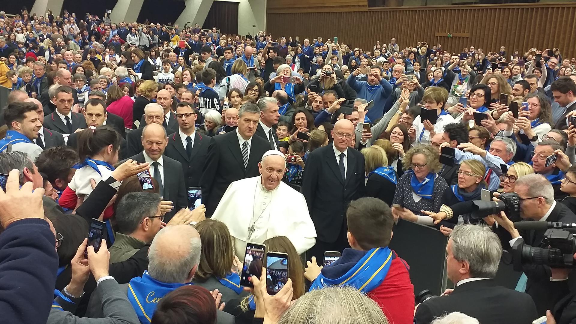 All'udienza concessa dal Santo Padre a Confcooperative per i 100 anni di fondazione hanno partecipato anche 252 cooperatori scesi in pullman a Roma da Trento e dalle valli. Come quattro anni fa, in occasione del precedente incontro in Vaticano, Francesco ha avuto parole di elogio per il modello cooperativo.&quot;Il vantaggio più importante ed evidente della cooperazione è vincere la solitudine che trasforma la vita in un inferno. Quando l’uomo si sente solo, sperimenta l’inferno. Quando, invece, avverte di non essere abbandonato, allora gli è possibile affrontare ogni tipo di difficoltà e fatica&quot;.