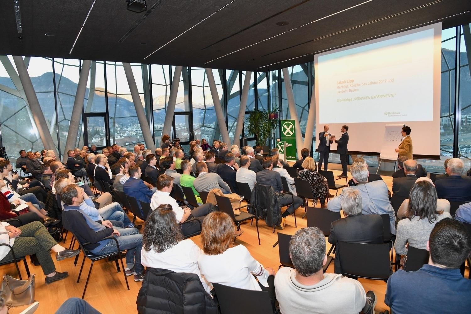 Bolzano: digitalizzazione e innovazione al centro del convegno delle cooperative agricole “Agricoltura in movimento: digitalizzazione, ricerca e sviluppo di innovazioni”: è stato questo il Leitmotiv del convegno organizzato dalla Federazione Raiffeisen nella cornice della nuova Cantina Bolzano, cui hanno preso parte 150 esponenti di cooperative agricole.