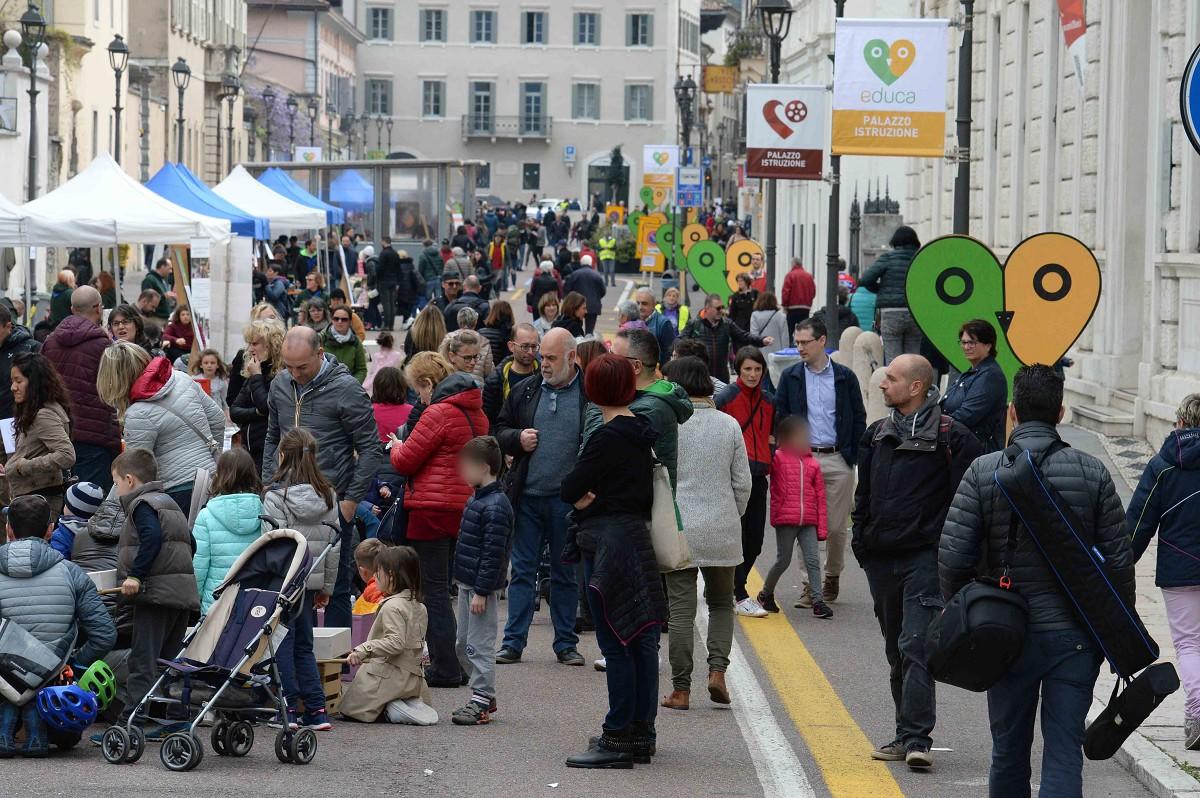 Educa: rinviata in autunno l'XI edizione
È con senso di responsabilità e di fiducia che la Provincia autonoma di Trento, in pieno accordo con l’Università degli Studi di Trento e il Comune di Rovereto, ha deciso di posticipare il festival dell’educazione programmato per aprile. Il Comitato promotore è al lavoro per individuare le nuove date in autunno.
Rinviata anche Educa Immagine, la rassegna dell’audiovisivo promossa dal consorzio Consolida insieme a Trentino Film Commission, che con il festival si intreccia.