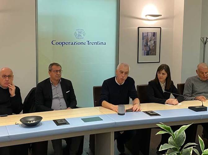 Cooperative sociali: dalla fusione tra Vales e Alisei nasce la nuova Vales Presentata oggi alla Federazione trentina della Cooperazione la nuova realtà con oltre 700 lavoratori che racchiude 30 anni di attività al fianco delle persone più fragili. Gestirà un patrimonio netto di 3.458 mila euro e un fatturato di oltre 15 milioni di euro.Abbraccerà i diversi ambiti del welfare nei settori dei servizi alla persona (coop sociale di tipo “A”)  e dell’inserimento lavorativo (tipo “B”), con oltre duemila utenti.Il presidente Paolo Fellin: “vogliamo collaborare in maniera costruttiva con l’ente pubblico nella costruzione e gestione di strumenti da dedicarsi a persone in condizione di bisogno”.Il vicepresidente della Federazione Italo Monfredini: “il mondo cooperativo si evolve per continuare a crescere ed essere competitivo rispetto ai concorrenti”.