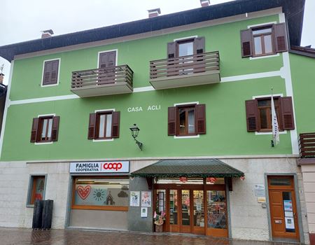 L'edificio che ospita il punto vendita della Famiglia Cooperativa e Casa Acli
