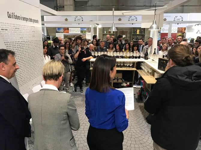 Cento anni di vino a Roveré della Luna La Cantina Roveré della Luna Aichholz ha celebrato a Vinitaly i suoi 100 anni di storia con uno stand dedicato ai Soci e un ricco programma di eventi per i prossimi mesi. Il saluto degli assessori Bisesti e Zanotelli, il brindisi con lo speciale Vervé TrentoDoc Riserva presentato da Helmuth Köcher (Merano WineFestival).