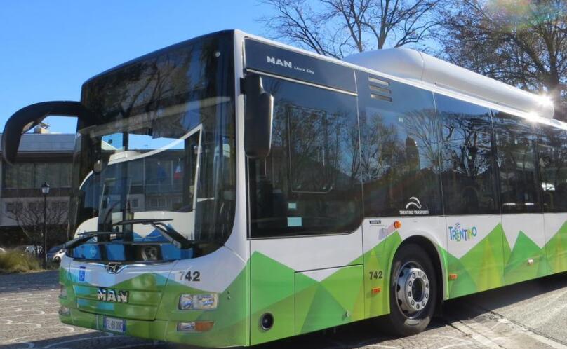 Trasporto pubblico, ulteriori novità per il servizio A partire da lunedì 22 marzo sono state introdotte alcune novità per il servizio di trasporto pubblico "Elastibus". Sia in ambito urbano che extraurbano il servizio sarà svolto dalle ore 05.00 alle 07.00 e dalle 21.00 alle 22.30, sia nei giorni feriali che in quelli festivi. Lo ha deciso la Giunta provinciale con un provvedimento proposto dal presidente Maurizio Fugatti.