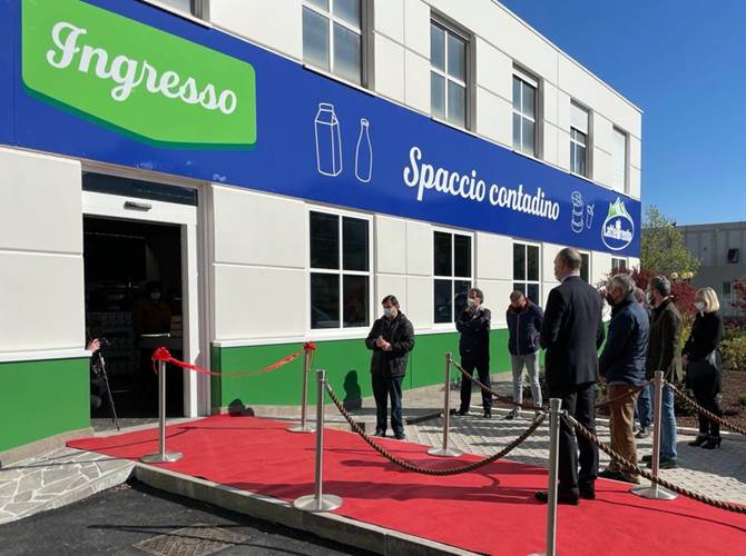 Latte Trento, ecco lo spaccio contadino Aperto il nuovo negozio annesso al caseificio di Latte Trento. Venderà latte, formaggi e i prodotti del territorio a km zero.All'inaugurazione, insieme al presidente Carlo Graziadei e Sergio Paoli, il sindaco di Trento Franco Ianeselli, il presidente del Consiglio comunale Paolo Piccoli, il presidente della Cooperazione Trentina Roberto Simoni.