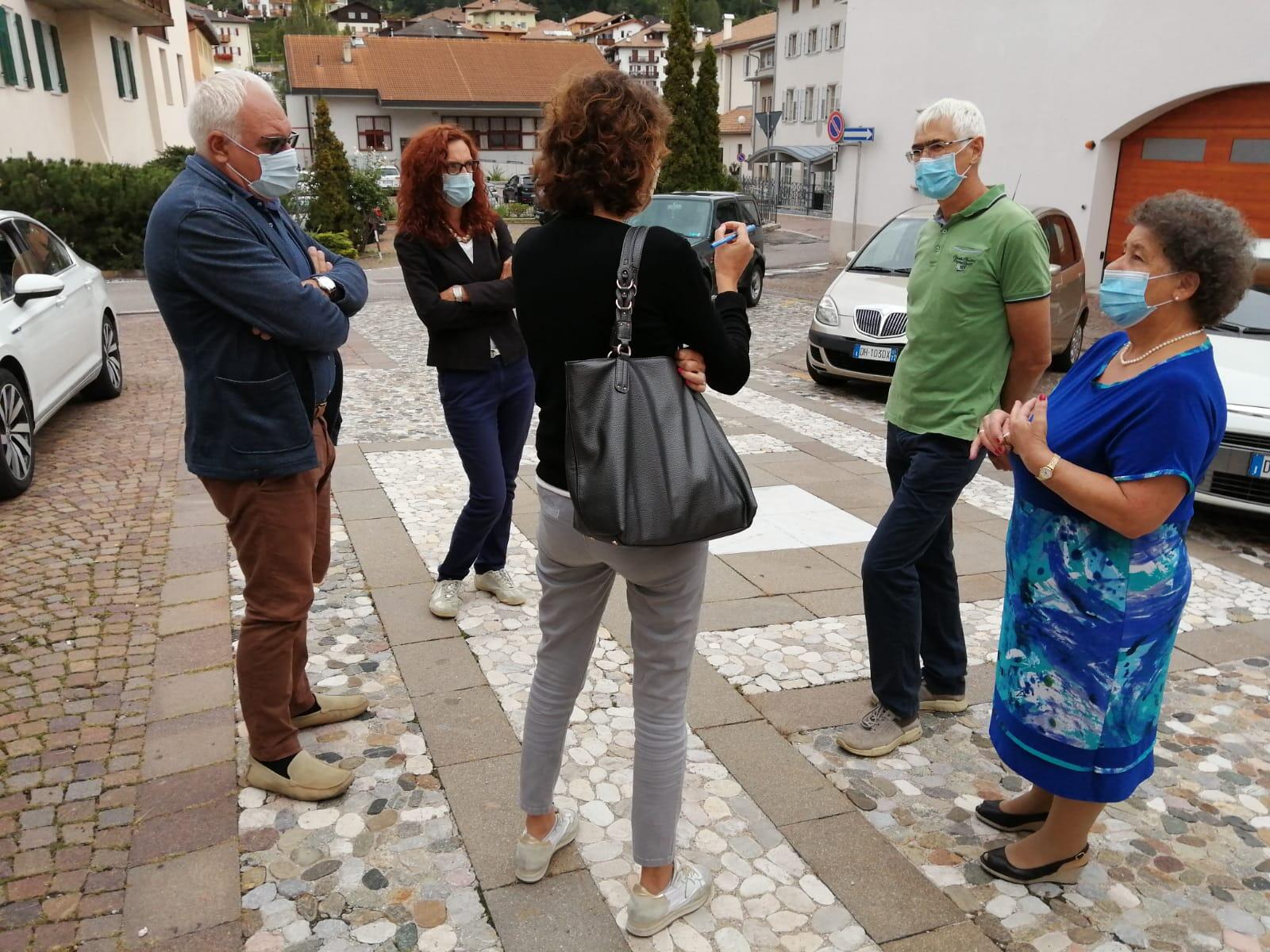Fondo, incontro tra l'assessore alla salute e la Rsa Stella Montis di Borgo d'Anaunia L'assessore alla salute della Provincia autonoma di Trento ha incontrato i vertici della Rsa Stella Montis, residenza per anziani nel paese di Fondo (Borgo d'Anaunia), la cui utenza proviene principalmente dall'Alta Val di Non.