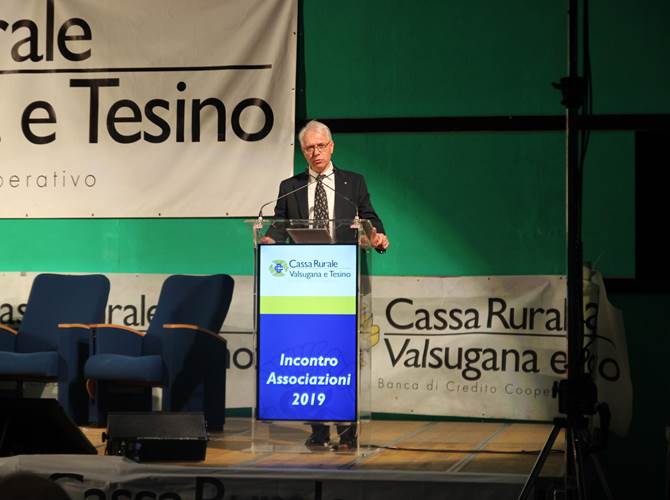 La Cassa Rurale Valsugana e Tesino a sostegno delle associazioni locali Un bilancio sociale che supera il milione di euro e molte iniziative in campo per sostenere le associazioni locali anche nel 2019. È la sintesi delle azioni sviluppate dalla Cassa Rurale Valsugana e Tesino a sostegno del proprio territorio e presentate ieri sera a Borgo Valsugana. Assegnato un riconoscimento speciale ai Corpi Vigili del Fuoco Volontari del Distretto Bassa Valsugana e Tesino