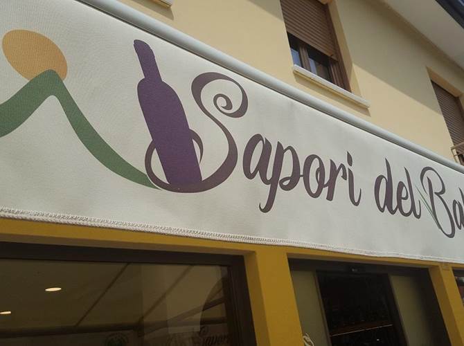 “Sapori del Baldo”. A Malcesine una montagna di bontà Nella tarda mattinata di oggi il taglio del nastro del punto vendita realizzato dalla Cantina di Avio e dal Caseificio Sociale di Sabbionara.