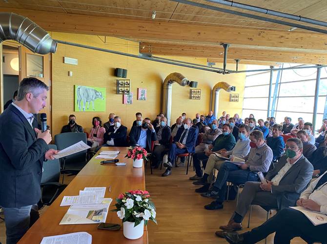 Il presidente Giacomo Broch legge la relazione