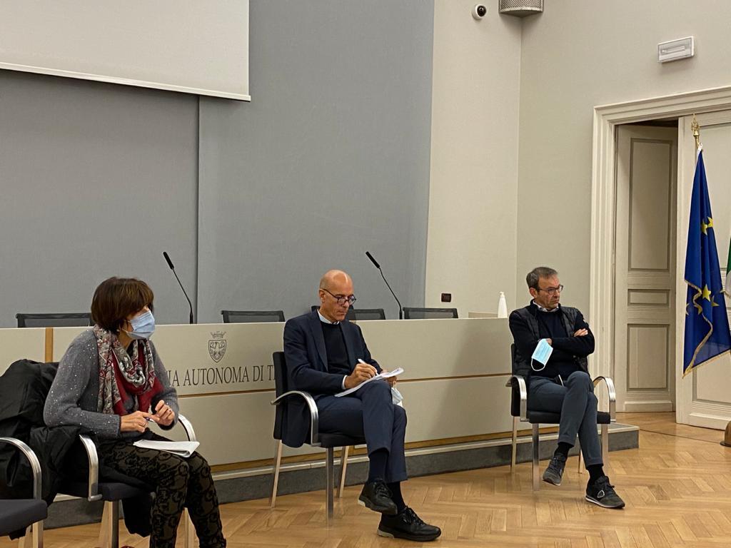 Commercio, chiusure festive: positivo confronto tra parti economiche e sociali Le chiusure domenicali e festive dei negozi sono state al centro dell'incontro promosso dall'assessore provinciale al commercio, Roberto Failoni, con le parti economiche e sociali interessate. L'esponente dell'esecutivo ha fatto il punto sulla questione, alla luce delle decisioni assunte in via cautelare dal Tar di Trento e della successiva delibera con cui la Giunta ha esteso provvisoriamente all'intero territorio provinciale la facoltà di apertura dei negozi, fino alla pronuncia da parte della Corte Costituzionale sulla legittimità costituzionale della legge.