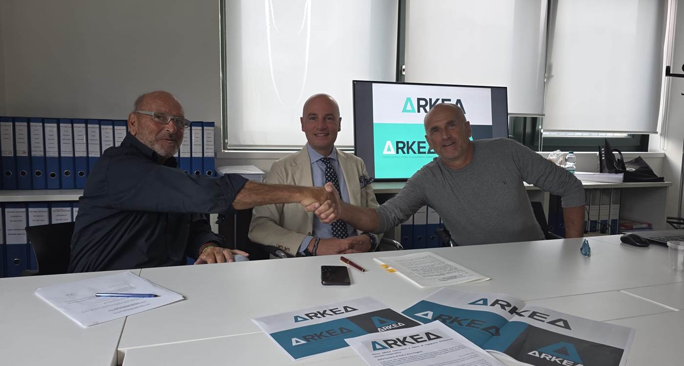 La stretta di mano tra il presidente di CLB Luigino Pedrini (a sx) e il presidente di Arco Pegaso Alberto Maino (a dx) alla presenza del notaio Guglielmo Giovanni Reina