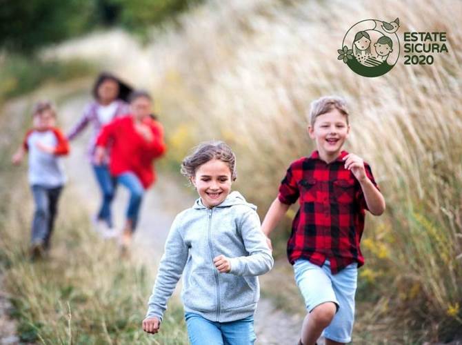 Estate Sicura: da lunedì attività per bambini e ragazzi Sono aperte le iscrizioni per le colonie estive organizzate da sette cooperative sociali di Consolida che hanno aderito al progetto “Estate Sicura 2020”.Lunedì 15 giugno partiranno in diverse parti del Trentino i primi servizi, che cresceranno ulteriormente nelle settimane successive e proseguiranno fino all’inizio di settembre.Sul sito www.consolida.it le famiglie possono trovare le caratteristiche di “Estate Sicura 2020” e i riferimenti diretti per contattare le cooperative operanti nel proprio territorio.Francesca Gennai, vicepresidente Consolida: “Estate Sicura 2020” nasce da un intenso sforzo di riprogettazione e formazione comune tra le cooperative iniziato più di un mese fa, anche per questo siamo già pronti partire. Ma non ci fermeremo qui: stiamo infatti lavorando con molti Comuni e Comunità di valle per estendere il più possibile queste opportunità a bambini e ragazzi e per contenere i costi per le famiglie”.