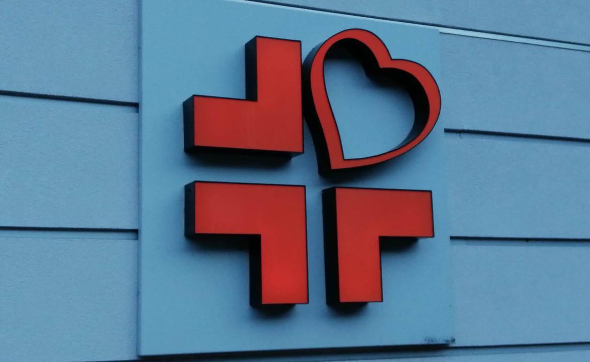 Test antigenici rapidi: sarà possibile effettuarli a pagamento in farmacia Sarà possibile effettuare i test antigenici rapidi nelle farmacie trentine anche a pagamento. Lo prevede la deliberazione approvata dalla Giunta provinciale, su indicazione dell'assessore alla salute Stefania Segnana, che ha stabilito un ampliamento del servizio già offerto dalle farmacie con la possibilità di test a pagamento ai soggetti asintomatici, e non in quarantena, che non appartengono a categorie a rischio per esposizione lavorativa e nemmeno contatti di caso sospetto, ma vogliano semplicemente sottoporsi a test a pagamento per scelta personale o per attività di screening d’iniziativa privata.