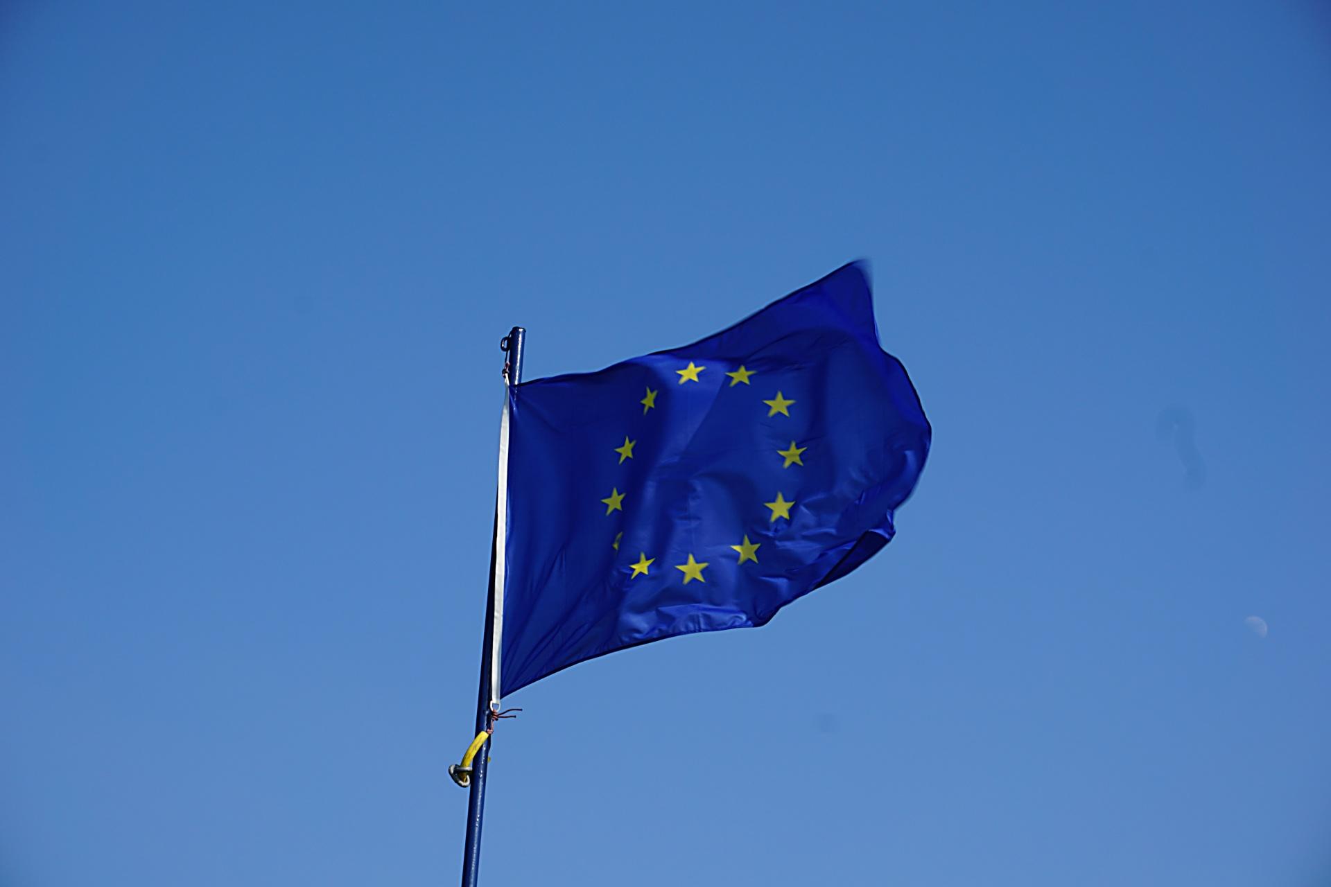 Covid-19, la Commissione europea concede flessibilità sugli aiuti di Stato Le conseguenze economiche dell’emergenza Corona virus costringono la Commissione Europea a modificare temporaneamente la normativa che regola la materia degli aiuti di Stato. Via libera al sostegno pubblico all’economia.Ceschi: “è una misura senza precedenti, che riprende e potenzia il regime introdotto con la crisi finanziaria iniziata nel 2008. La flessibilità concessa agli Stati può combinarsi con la flessibilità anche su altri fronti, come il Patto di stabilità e crescita”.L’ufficio di Bruxelles della Federazione disponibile per approfondimenti. Guarda il video: https://youtu.be/6u9deyvPdLk
