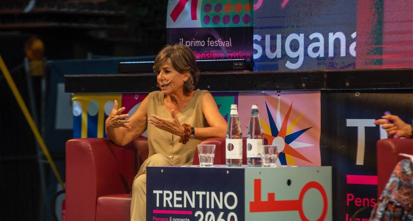 Lucrezia Reichlin durante il suo intervento