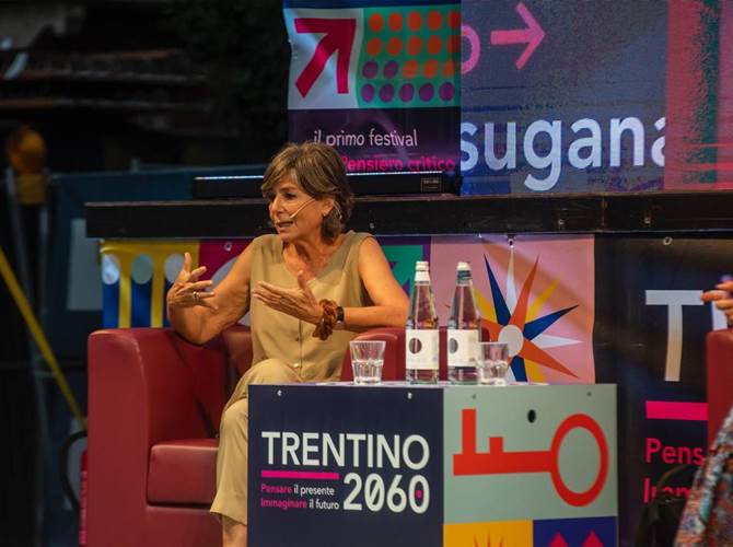 Lucrezia Reichlin durante il suo intervento