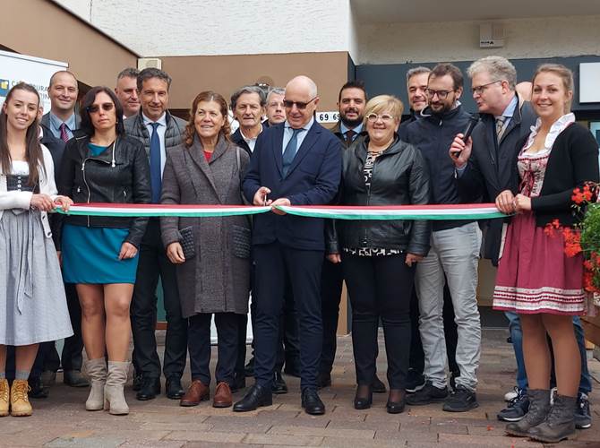 Il taglio del nastro della filiale di Lavarone della Cassa Rurale Vallagarina