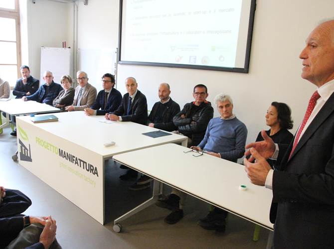 “Polo Edilizia 4.0”, nasce il centro di eccellenza nella ricerca e innovazione Alla Manifattura di Rovereto stamani la firma del protocollo di intesa che avvia la stretta collaborazione tra gli 11 enti che rappresentano il settore dell’edilizia.Riparte un settore segnato più di altri dalla crisi. Il nuovo Polo diventerà un centro di eccellenza per innovazione e sviluppo in tutte le fasi del ciclo di vita degli edifici e delle infrastrutture urbane. Un nuovo linguaggio del costruire.